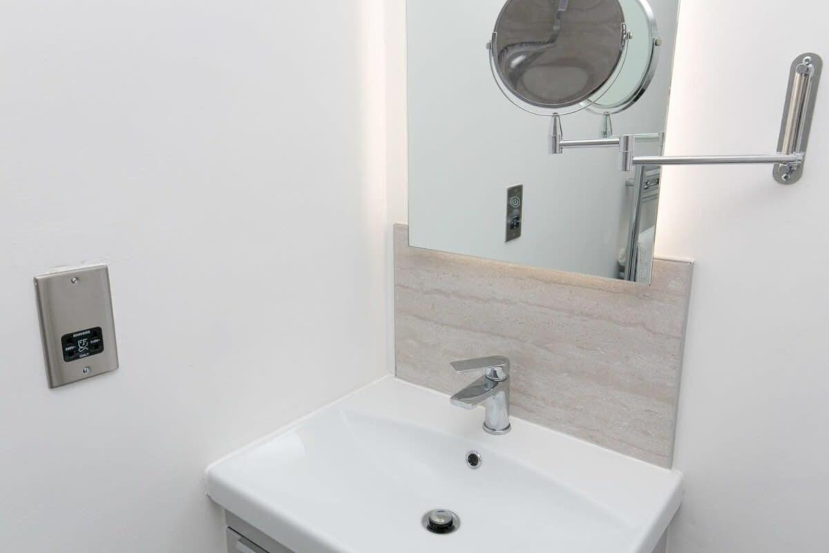 Stunning 2 Bedroom Apartment In Wallasey Esterno foto